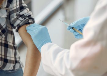 Vacina criada com ajuda de IA passa pelo primeiro teste em humanos